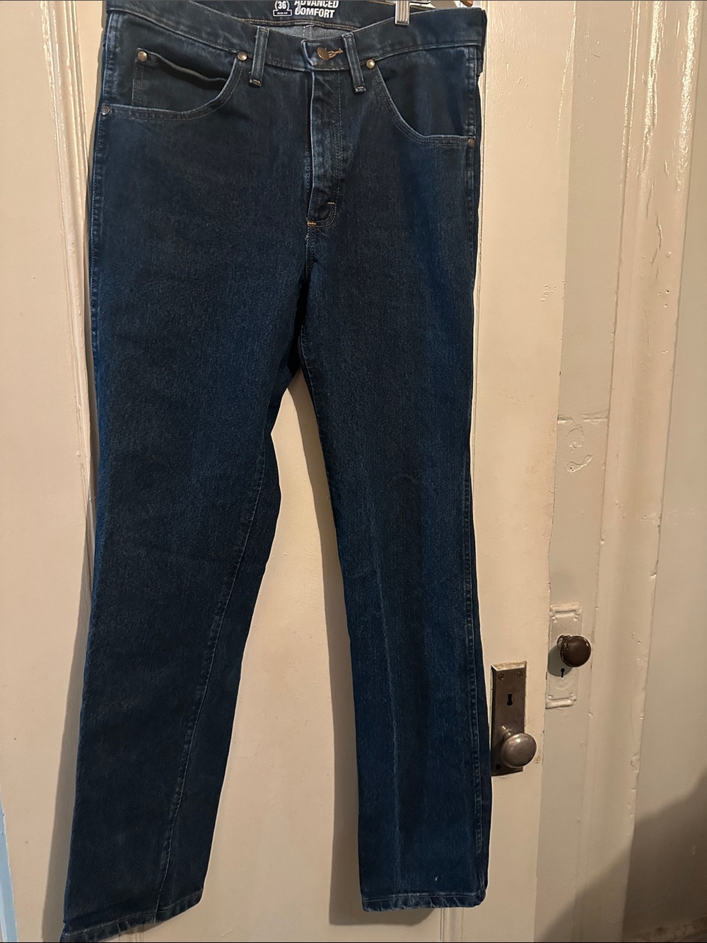 Men's Wrangler Advanced Comfort fit Classic Straight Dark Blue Jeans. Size 36.